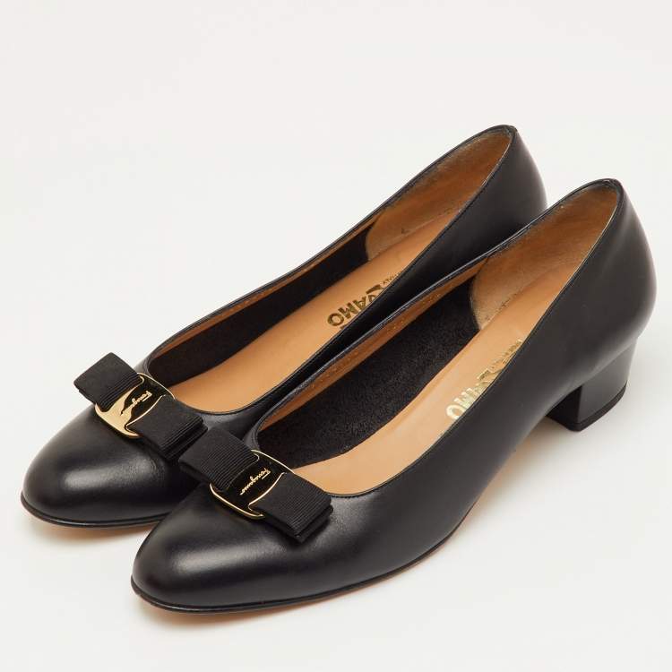 مملوكة مسبقًا  Salvatore Ferragamo Vara Bow Size 41 Black Leather Pumps