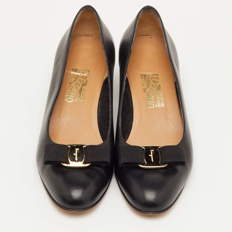مملوكة مسبقًا  Salvatore Ferragamo Vara Bow Size 41 Black Leather Pumps