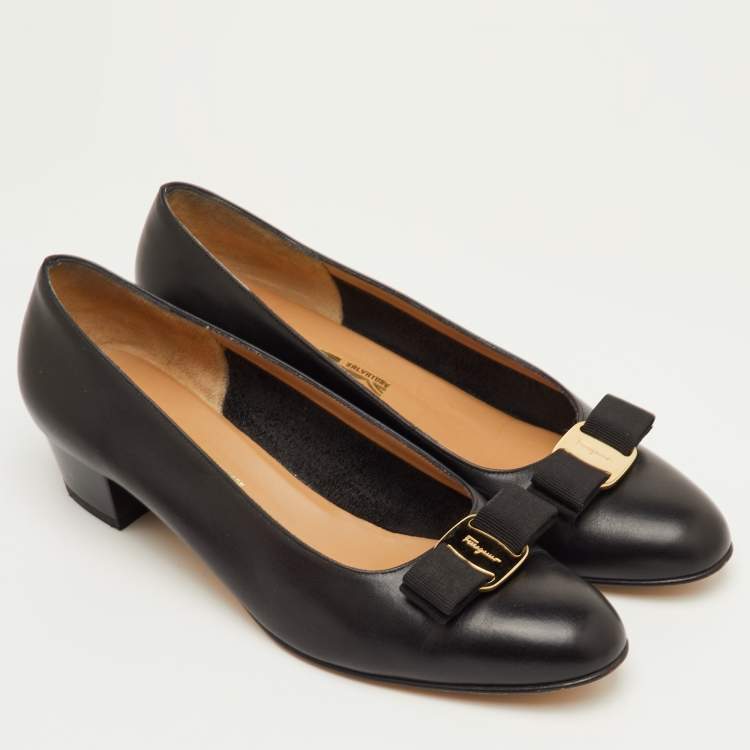 مملوكة مسبقًا  Salvatore Ferragamo Vara Bow Size 41 Black Leather Pumps