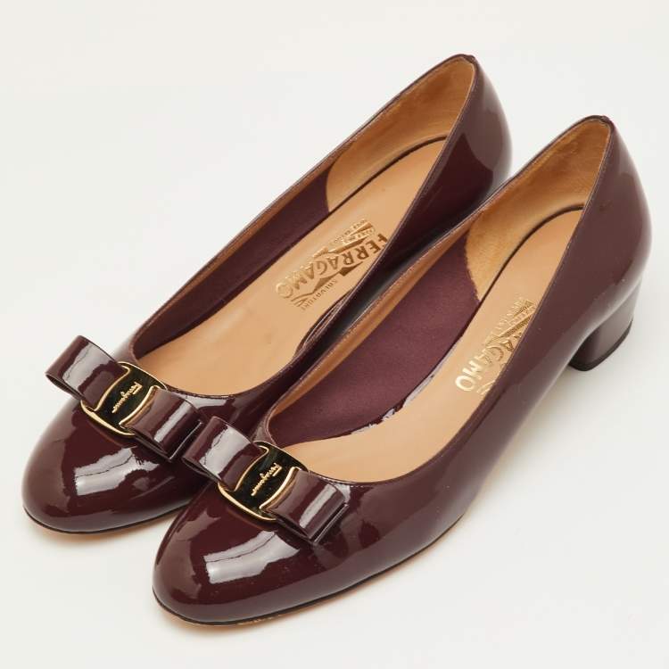 مملوكة مسبقًا Salvatore Ferragamo Vara Bow Size 41 Burgundy Patent Leather Block Heel Pumps