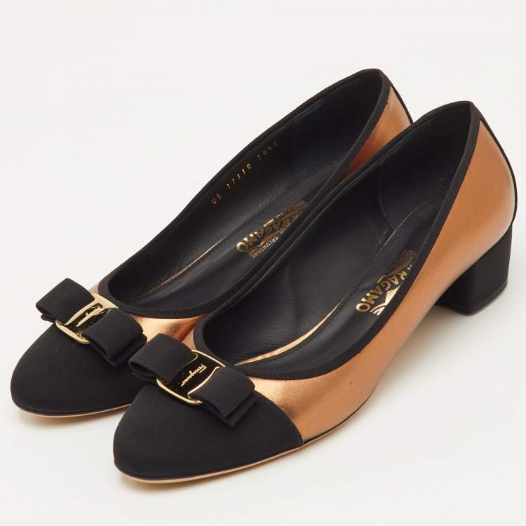 Pre Owned Salvatore Ferragamo Vara Bow Size 41 Metallic/Black Fabric and Leather Block Heel Pumps