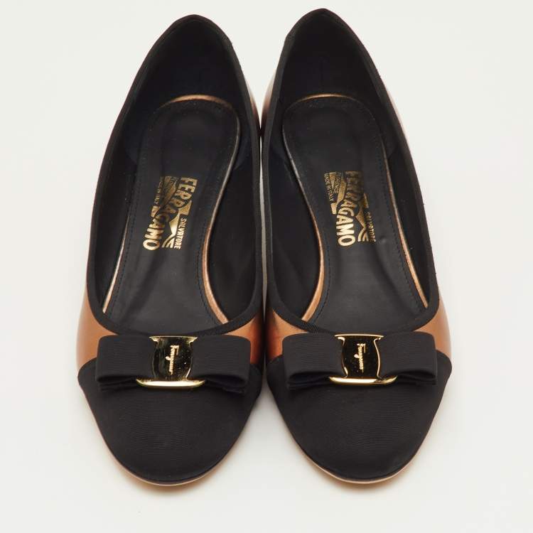 Pre Owned Salvatore Ferragamo Vara Bow Size 41 Metallic/Black Fabric and Leather Block Heel Pumps