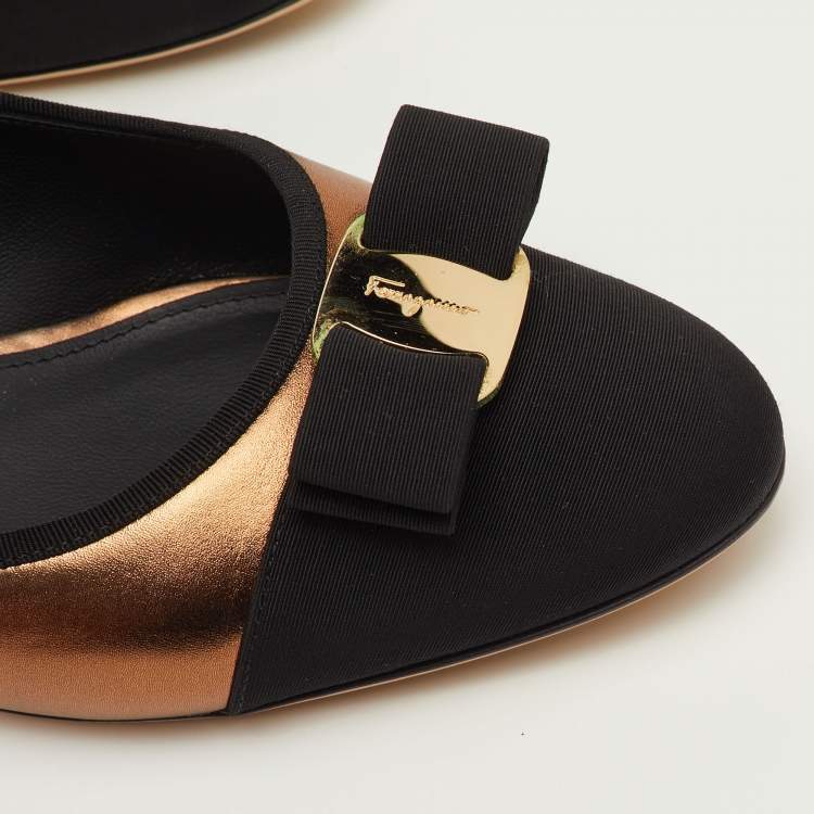 Pre Owned Salvatore Ferragamo Vara Bow Size 41 Metallic/Black Fabric and Leather Block Heel Pumps