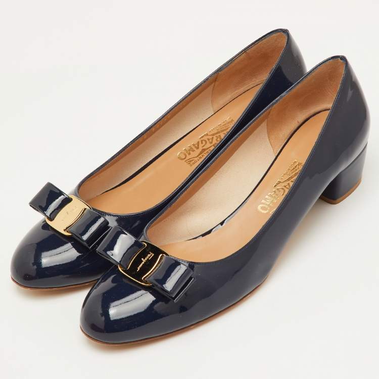 مملوكة مسبقًا Salvatore Ferragamo Vara Bow Size 41 Navy Blue Patent Leather Pumps