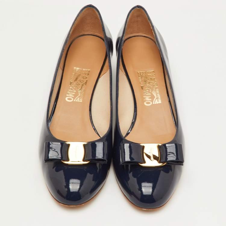 مملوكة مسبقًا Salvatore Ferragamo Vara Bow Size 41 Navy Blue Patent Leather Pumps