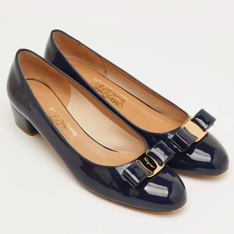 مملوكة مسبقًا Salvatore Ferragamo Vara Bow Size 41 Navy Blue Patent Leather Pumps
