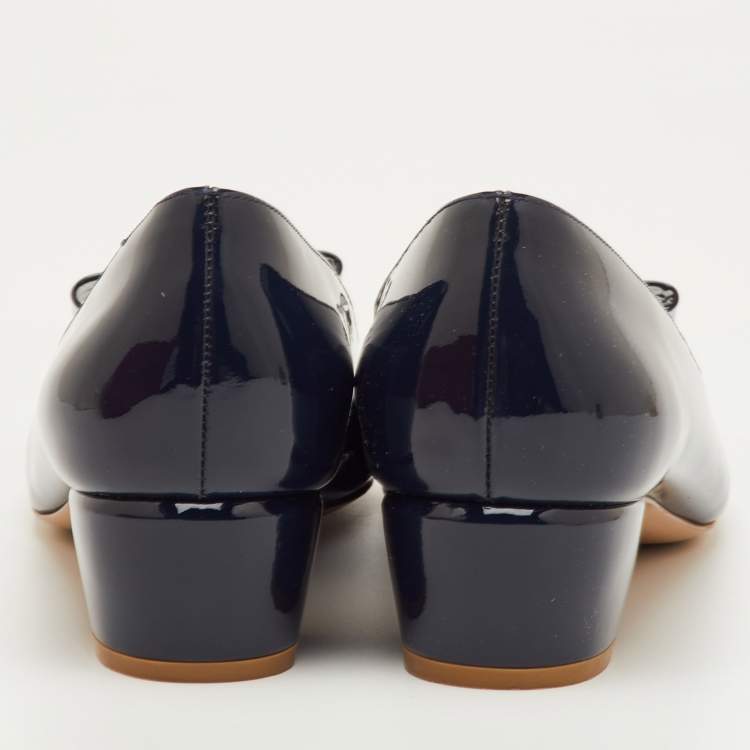 مملوكة مسبقًا Salvatore Ferragamo Vara Bow Size 41 Navy Blue Patent Leather Pumps