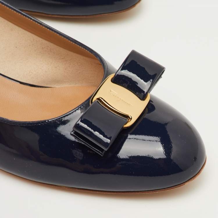 مملوكة مسبقًا Salvatore Ferragamo Vara Bow Size 41 Navy Blue Patent Leather Pumps