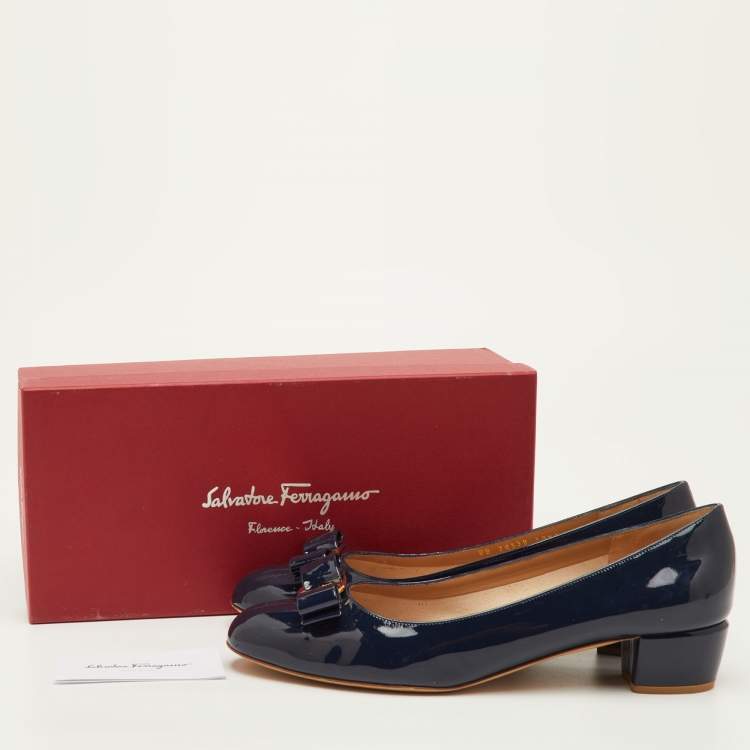 مملوكة مسبقًا Salvatore Ferragamo Vara Bow Size 41 Navy Blue Patent Leather Pumps