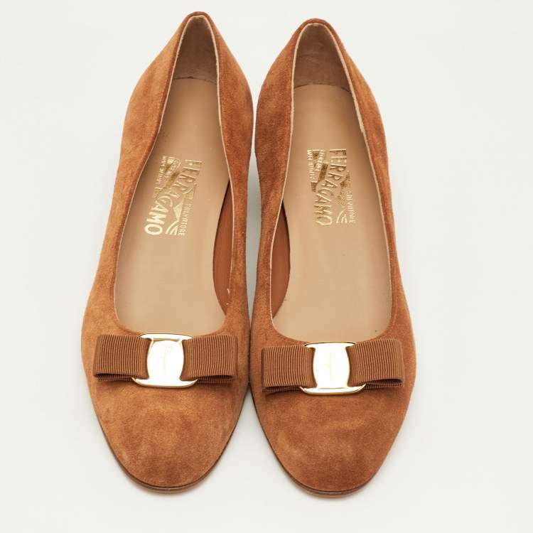 مملوكة مسبقًا Salvatore Ferragamo Vara Size 40.5 Brown Suede Ballet Flats