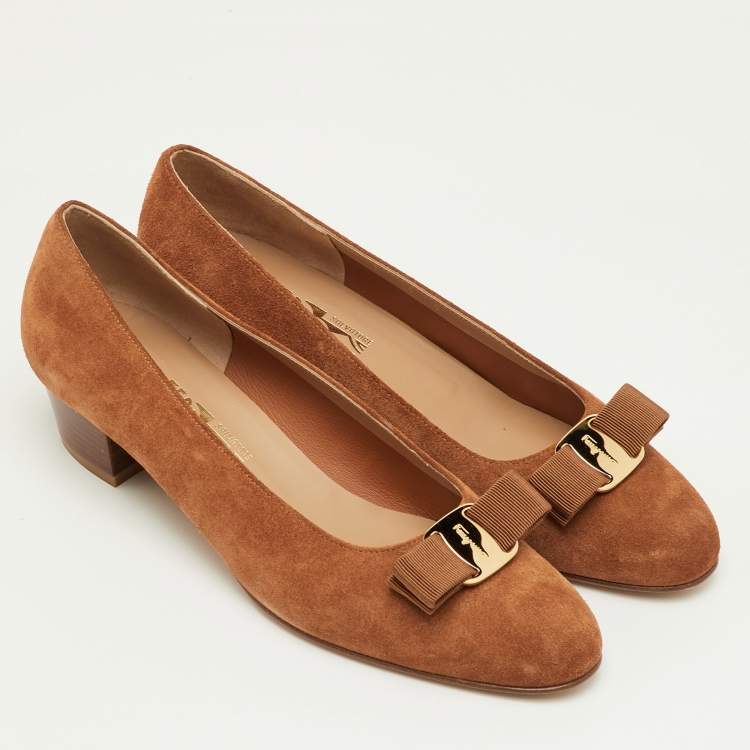 مملوكة مسبقًا Salvatore Ferragamo Vara Size 40.5 Brown Suede Ballet Flats