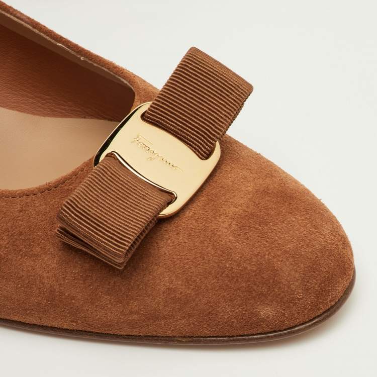 مملوكة مسبقًا Salvatore Ferragamo Vara Size 40.5 Brown Suede Ballet Flats
