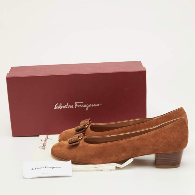 مملوكة مسبقًا Salvatore Ferragamo Vara Size 40.5 Brown Suede Ballet Flats