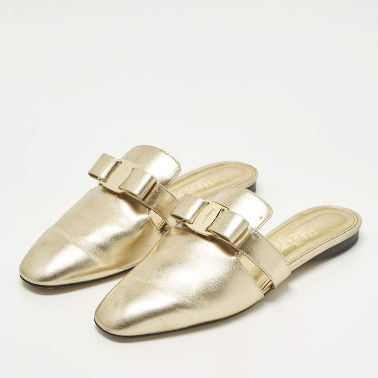 Pre Owned Salvatore Ferragamo Briza Size 38.5 Gold Leather Flat Mules