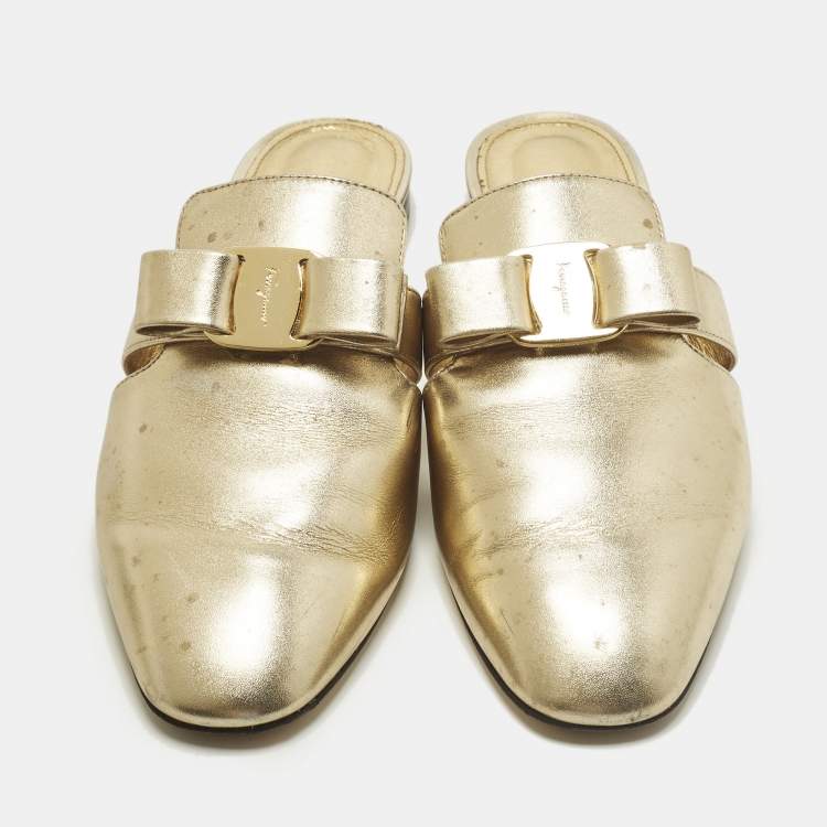 Pre Owned Salvatore Ferragamo Briza Size 38.5 Gold Leather Flat Mules
