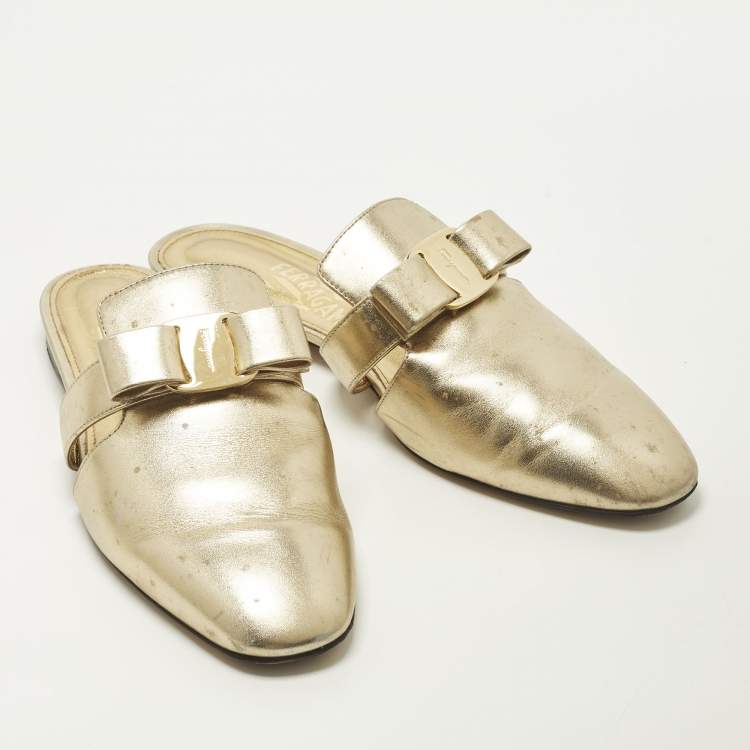 Pre Owned Salvatore Ferragamo Briza Size 38.5 Gold Leather Flat Mules