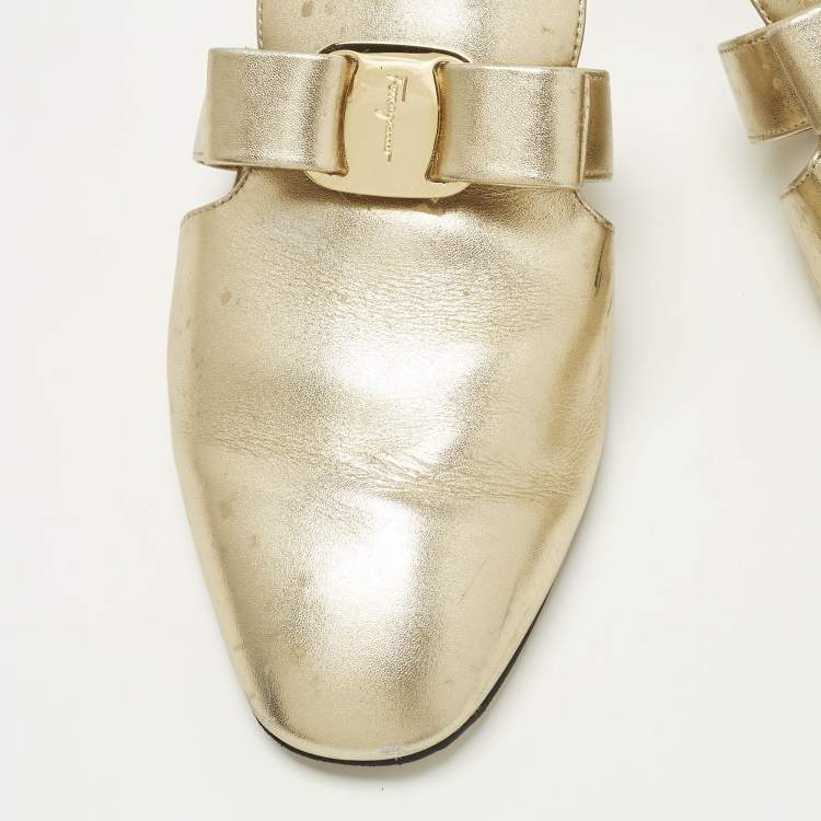 Pre Owned Salvatore Ferragamo Briza Size 38.5 Gold Leather Flat Mules