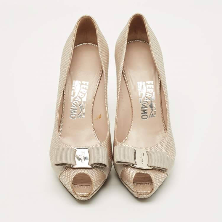 Pre Owned Salvatore Ferragamo Size 39.5 Gold Leather Bow Peep Toe Pumps