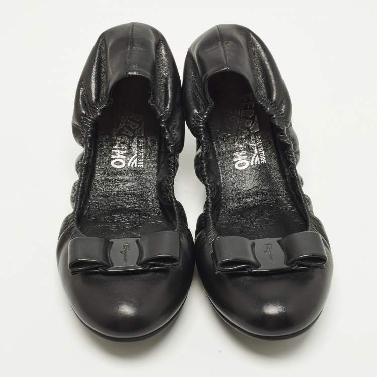 مملوكة مسبقًا Salvatore Ferragamo Vara Bow Size 38.5 Black Leather Ballet Flats