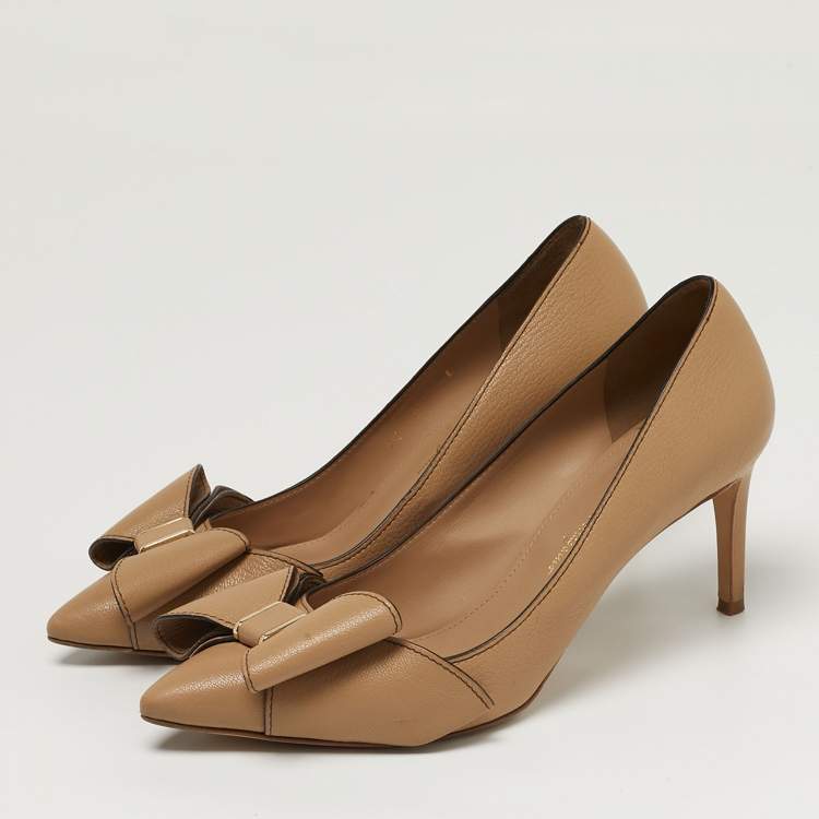 مملوكة مسبقًا Salvatore Ferragamo Size 39.5 Beige Leather Pointed Toe Pumps