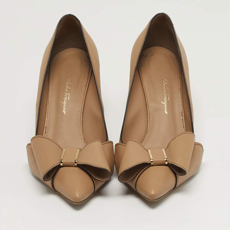 مملوكة مسبقًا Salvatore Ferragamo Size 39.5 Beige Leather Pointed Toe Pumps