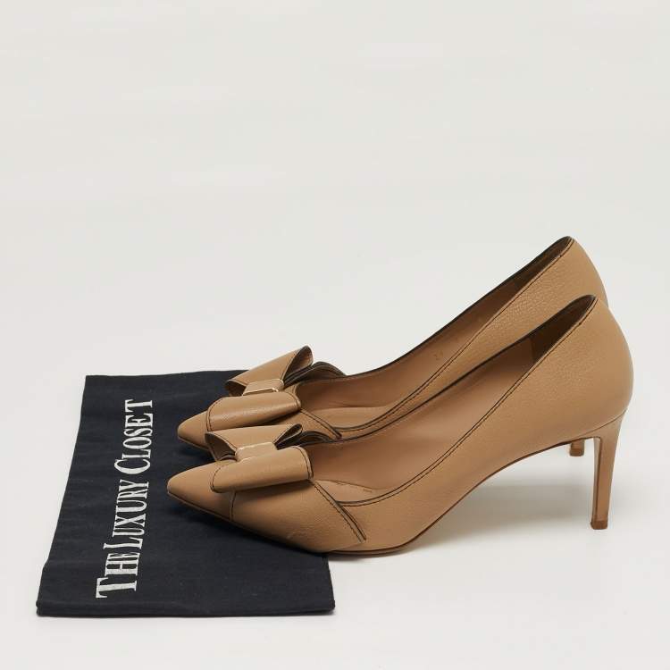 مملوكة مسبقًا Salvatore Ferragamo Size 39.5 Beige Leather Pointed Toe Pumps