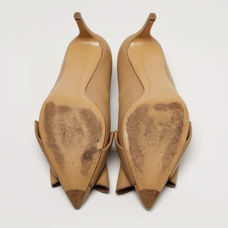 مملوكة مسبقًا Salvatore Ferragamo Size 39.5 Beige Leather Pointed Toe Pumps