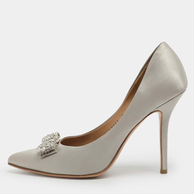 مملوكة مسبقًا Salvatore Ferragamo Vara Bow Size 40 Grey Satin Crystal Embellished Pumps