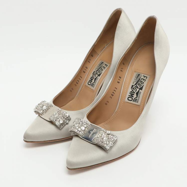 مملوكة مسبقًا Salvatore Ferragamo Vara Bow Size 40 Grey Satin Crystal Embellished Pumps
