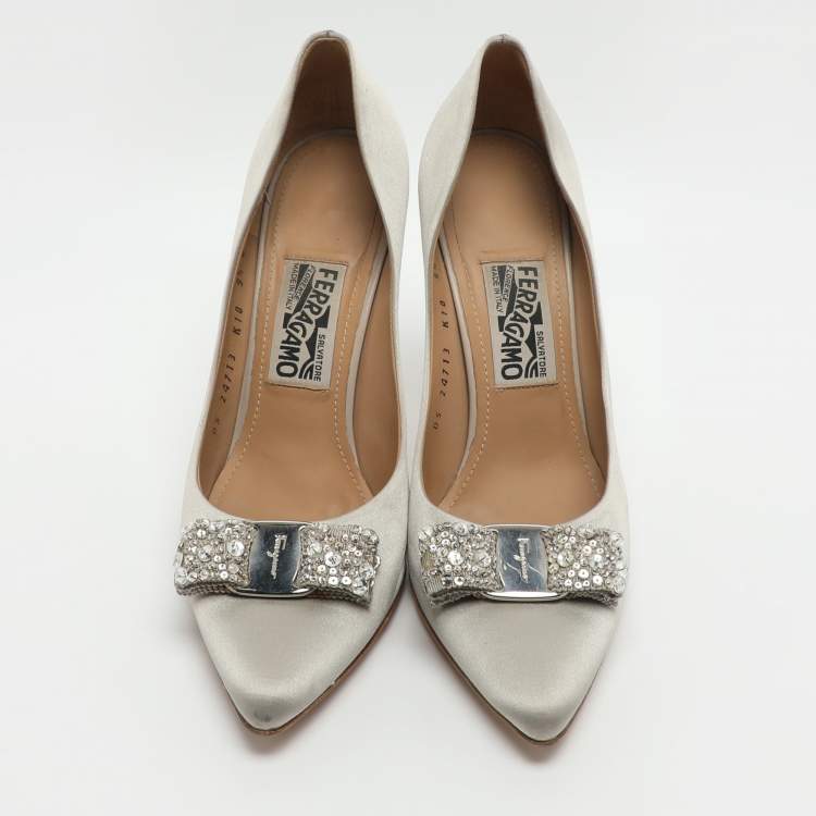 مملوكة مسبقًا Salvatore Ferragamo Vara Bow Size 40 Grey Satin Crystal Embellished Pumps