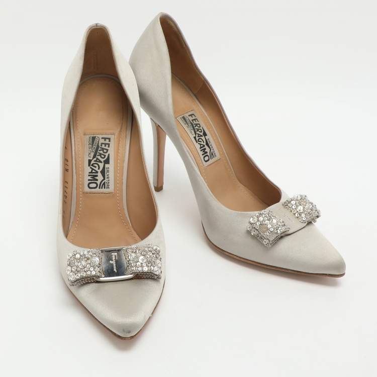 مملوكة مسبقًا Salvatore Ferragamo Vara Bow Size 40 Grey Satin Crystal Embellished Pumps