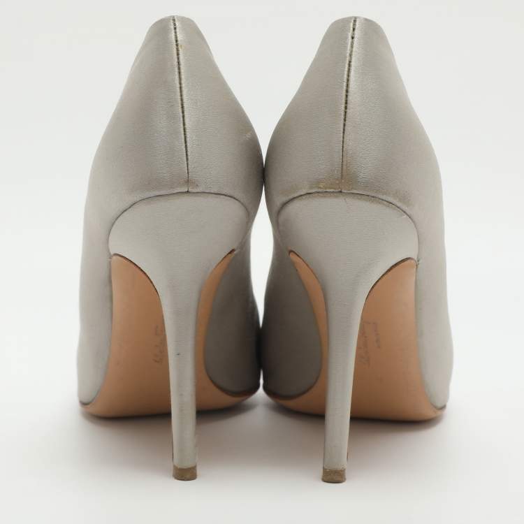 مملوكة مسبقًا Salvatore Ferragamo Vara Bow Size 40 Grey Satin Crystal Embellished Pumps