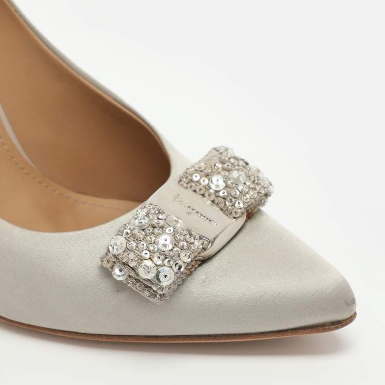 مملوكة مسبقًا Salvatore Ferragamo Vara Bow Size 40 Grey Satin Crystal Embellished Pumps