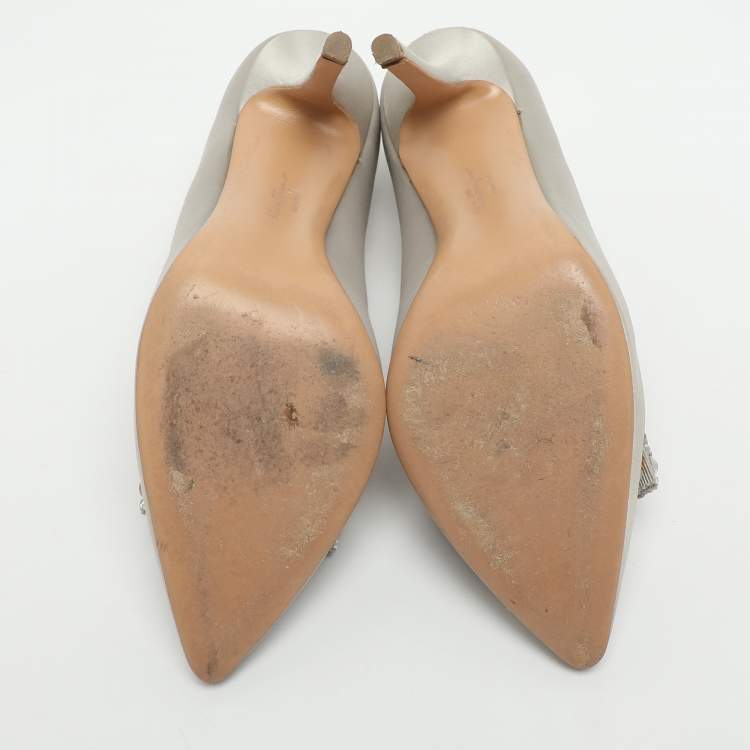 مملوكة مسبقًا Salvatore Ferragamo Vara Bow Size 40 Grey Satin Crystal Embellished Pumps