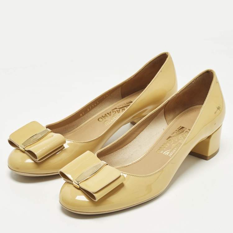 Pre Owned Salvatore Ferragamo Bow Size 38 Beige Patent Leather Block Heel Pumps