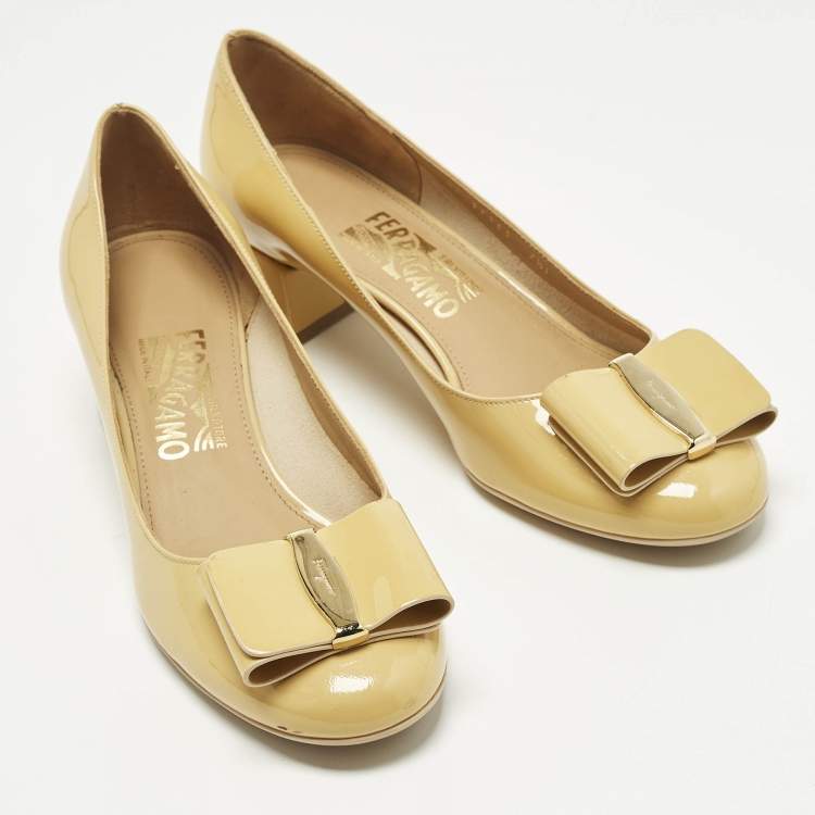 Pre Owned Salvatore Ferragamo Bow Size 38 Beige Patent Leather Block Heel Pumps