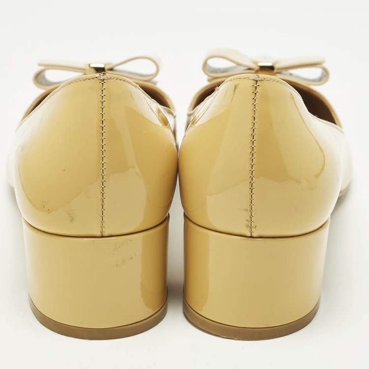 Pre Owned Salvatore Ferragamo Bow Size 38 Beige Patent Leather Block Heel Pumps
