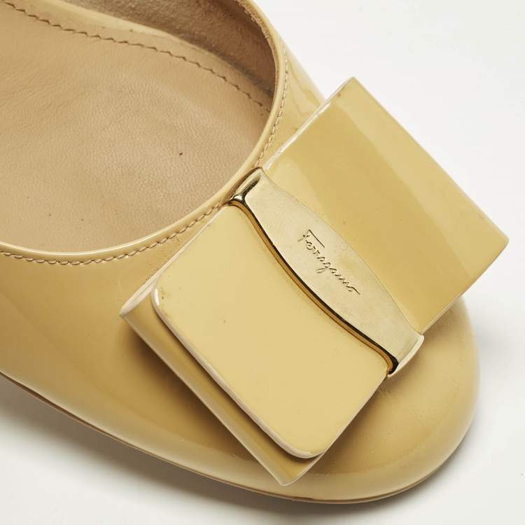 Pre Owned Salvatore Ferragamo Bow Size 38 Beige Patent Leather Block Heel Pumps