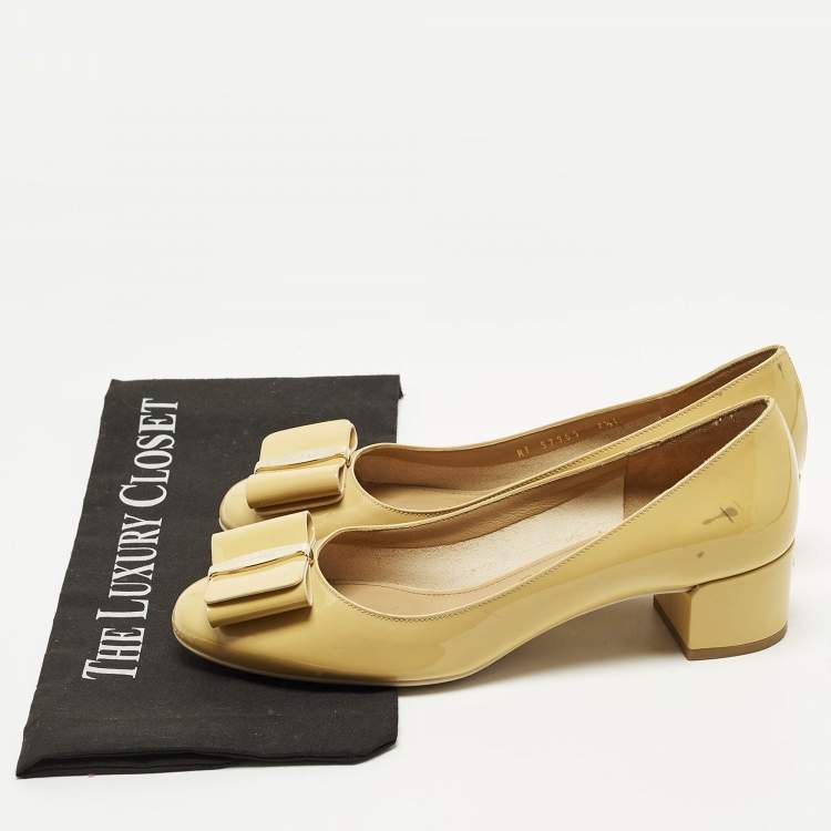 Pre Owned Salvatore Ferragamo Bow Size 38 Beige Patent Leather Block Heel Pumps