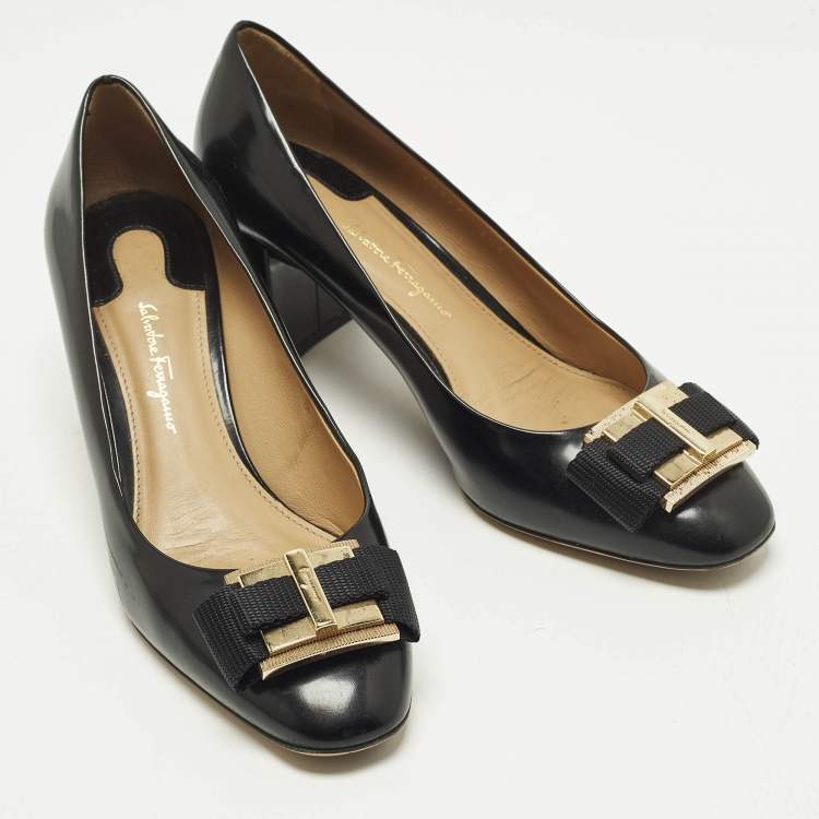 مملوكة مسبقًا Salvatore Ferragamo Bow Size 38 Black Patent Leather Block Heel Pumps