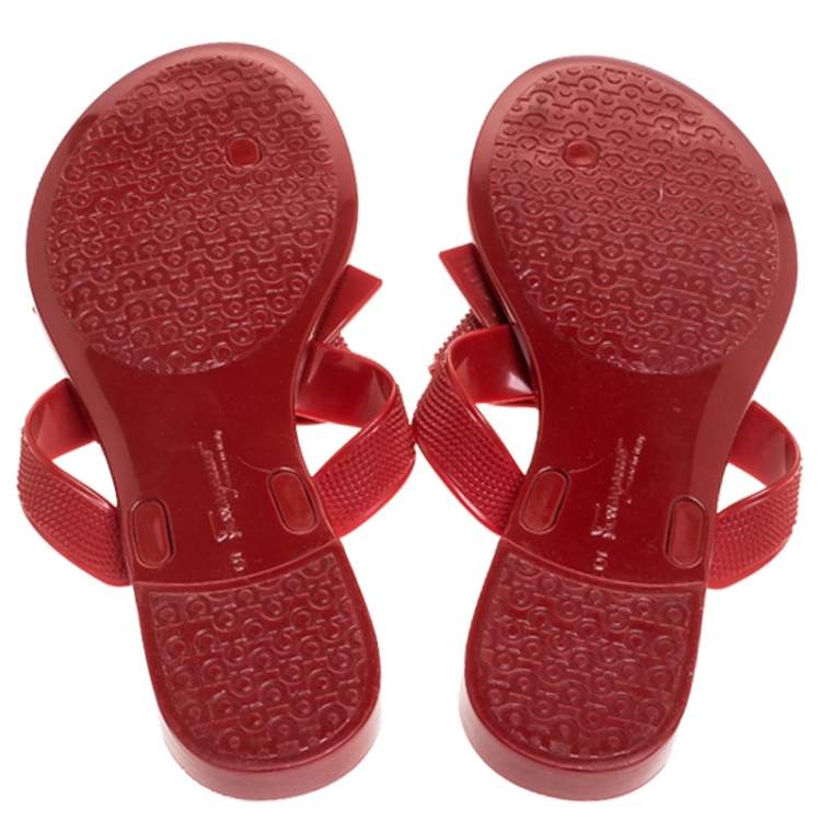مملوكة مسبقًا Salvatore Ferragamo Red Rubber Bali Thong Sandals Size 35.5