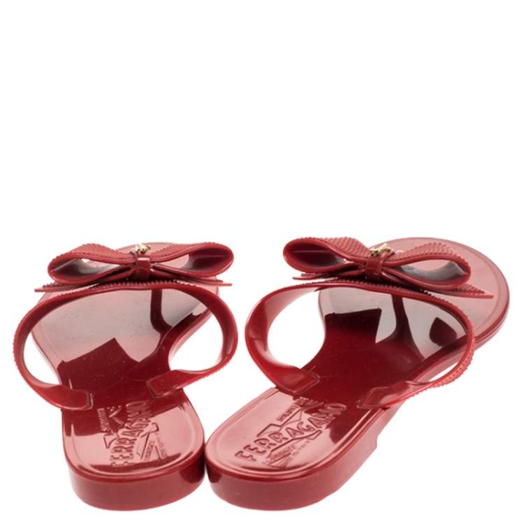 مملوكة مسبقًا Salvatore Ferragamo Red Rubber Bali Thong Sandals Size 35.5