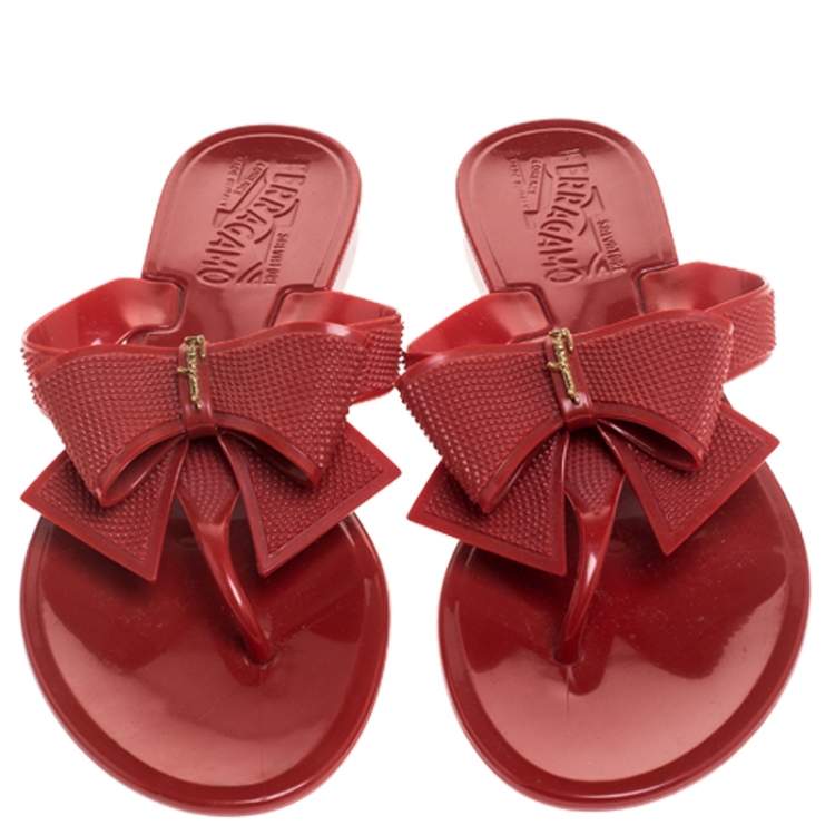 مملوكة مسبقًا Salvatore Ferragamo Red Rubber Bali Thong Sandals Size 35.5
