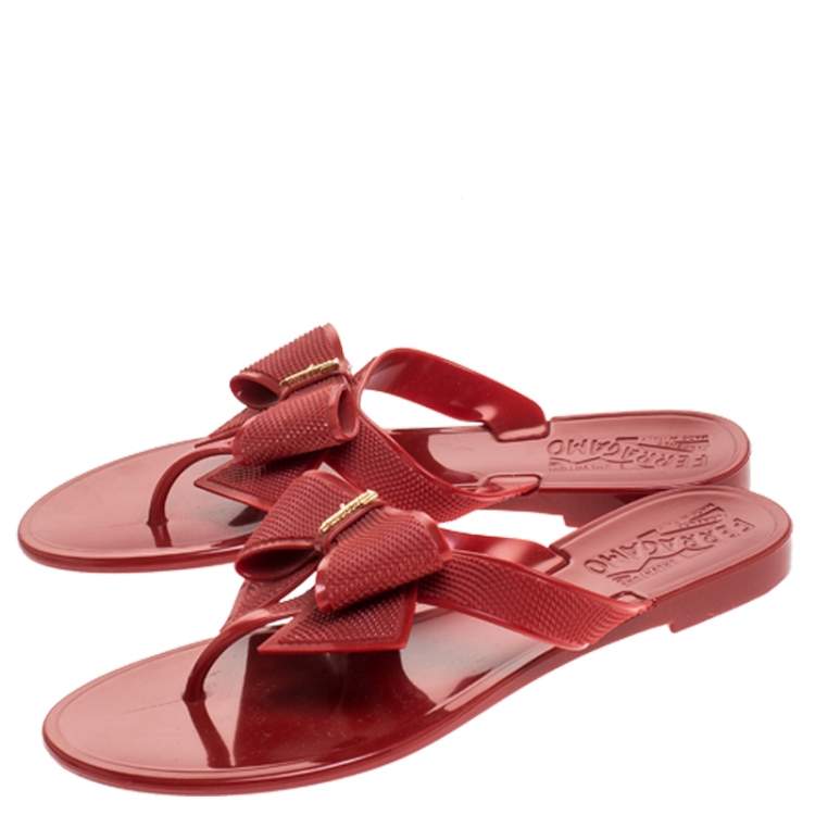مملوكة مسبقًا Salvatore Ferragamo Red Rubber Bali Thong Sandals Size 35.5