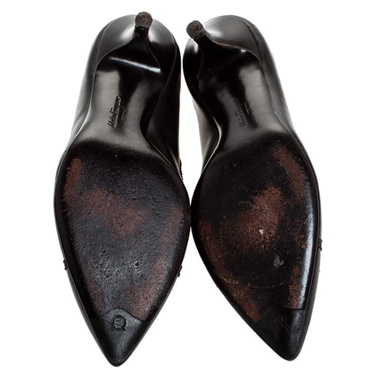 مملوكة مسبقًا Salvatore Ferragamo Dark Brown Leather Bow Kitten Heel Pumps Size 38.5