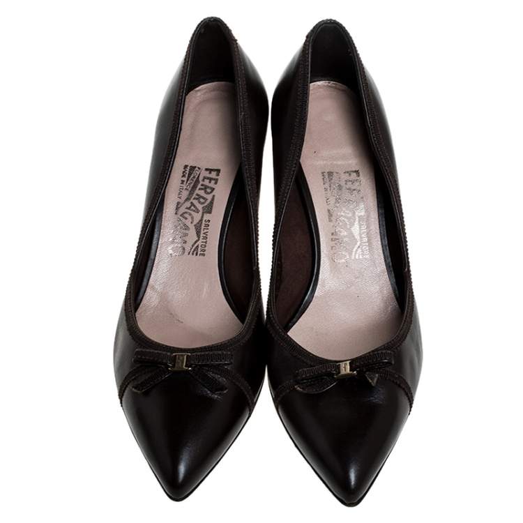 مملوكة مسبقًا Salvatore Ferragamo Dark Brown Leather Bow Kitten Heel Pumps Size 38.5