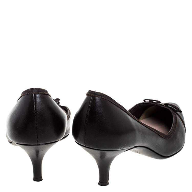 مملوكة مسبقًا Salvatore Ferragamo Dark Brown Leather Bow Kitten Heel Pumps Size 38.5