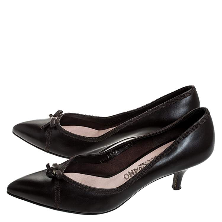 مملوكة مسبقًا Salvatore Ferragamo Dark Brown Leather Bow Kitten Heel Pumps Size 38.5