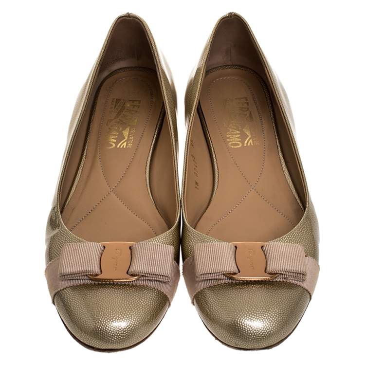 Pre Owned Salvatore Ferragamo Gold Coated Leather Vara Bow Ballet Flats Size 40