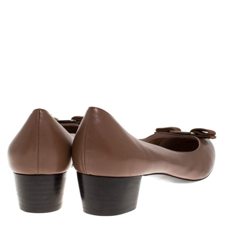 مملوكة مسبقًا Salvatore Ferragamo Brown Leather Vara Bow Flats Size 40.5